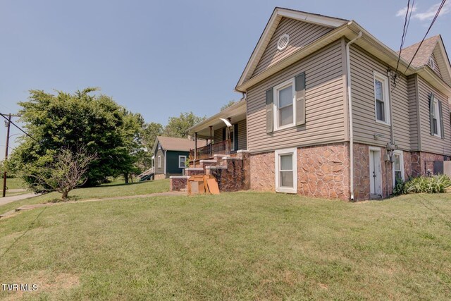 view of side of property featuring a lawn