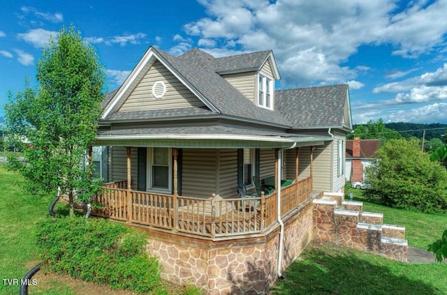 view of front facade featuring a porch and a front lawn