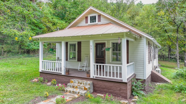 bungalow featuring a front lawn and covered porch