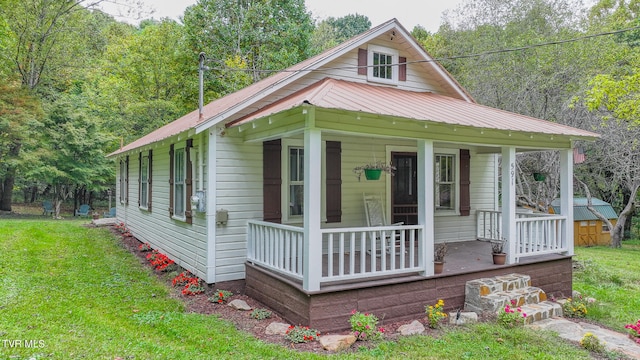 view of front of house featuring a front lawn and covered porch