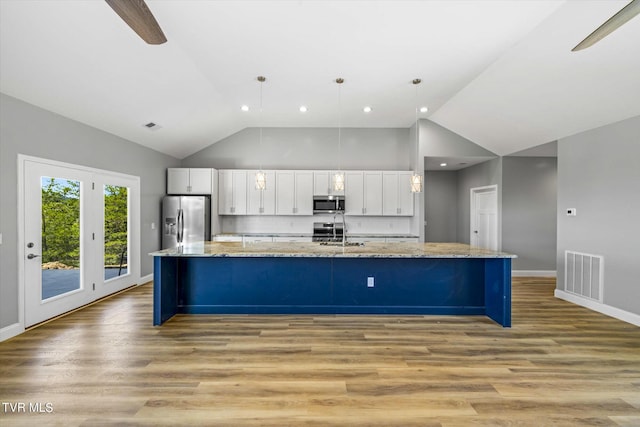 2137 Rainwater Rd, Dandridge, TN 37725 - kitchen with stainless steel appliances, white cabinetry, a sink, a spacious island, and light wood-style floors