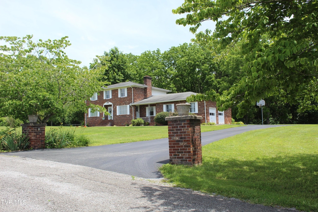 view of front facade featuring a front yard