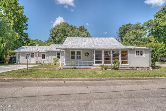 single story home featuring a front lawn