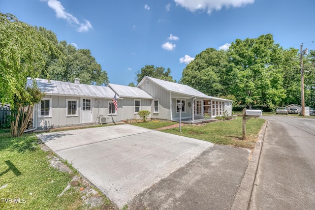 single story home featuring a front yard