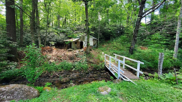 view of yard with an outbuilding