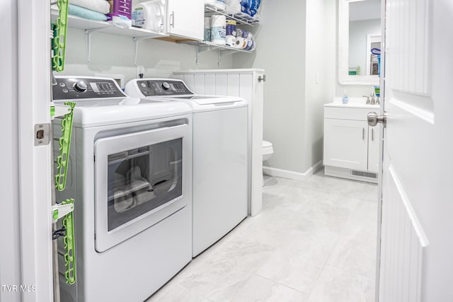 washroom featuring washing machine and clothes dryer