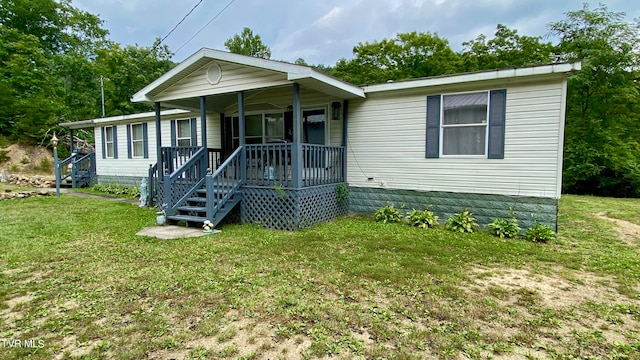 view of front facade featuring a front yard and covered porch