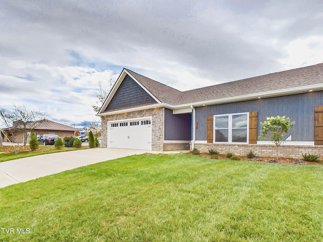 view of front of house featuring a front lawn