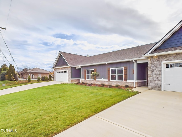 view of front of property featuring a front yard and a garage