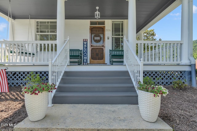 entrance to property featuring a porch