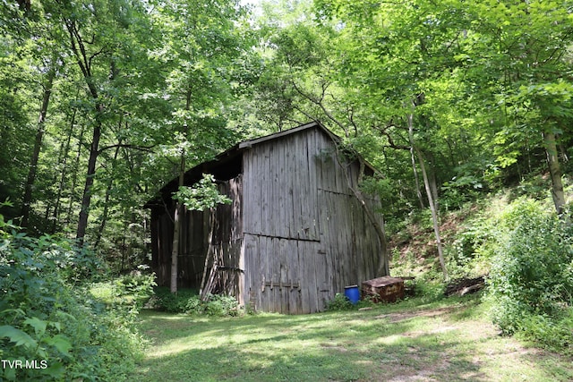 view of outdoor structure with a yard