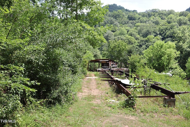 view of yard featuring an outbuilding