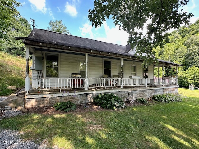 view of front facade featuring a front lawn and a porch