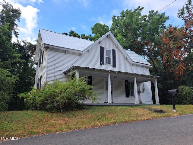 view of front facade featuring covered porch and a front lawn