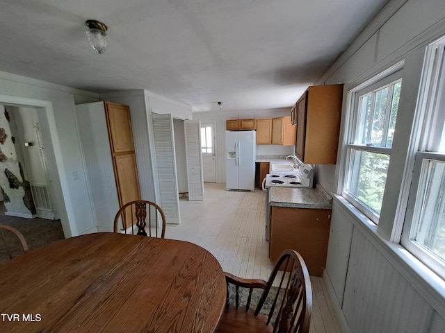 dining area with sink and a wealth of natural light