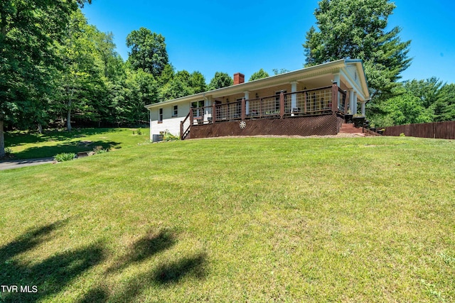 view of front of house featuring a front yard