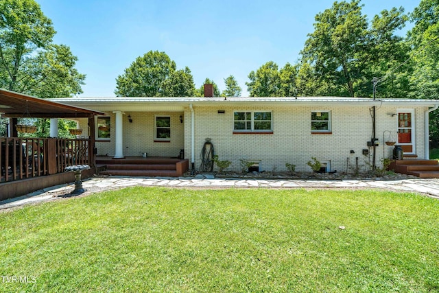 view of front of home featuring a front lawn