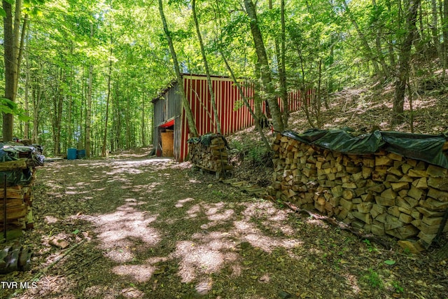 view of yard with an outbuilding