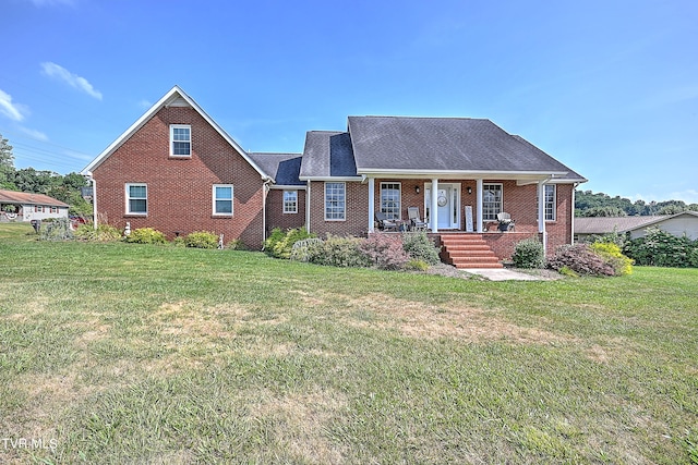 view of front facade featuring covered porch and a front lawn