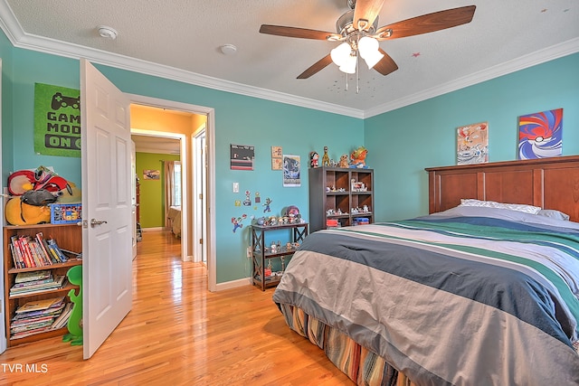 bedroom featuring ornamental molding, ceiling fan, light hardwood / wood-style floors, and a textured ceiling