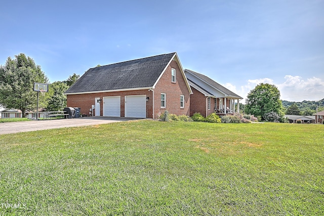 view of front of home with a front lawn