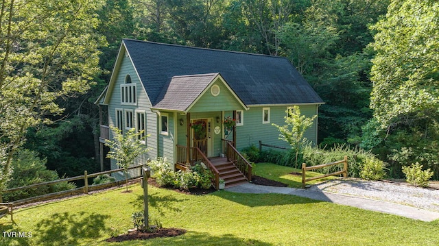 view of front of home featuring a front yard