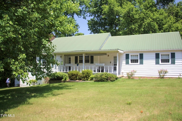 view of front of property featuring a porch and a front lawn