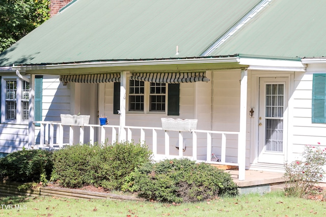 property entrance featuring covered porch