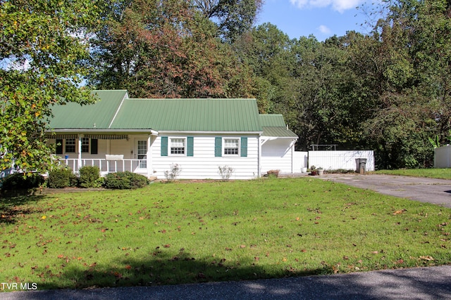 view of front of house with a porch and a front yard