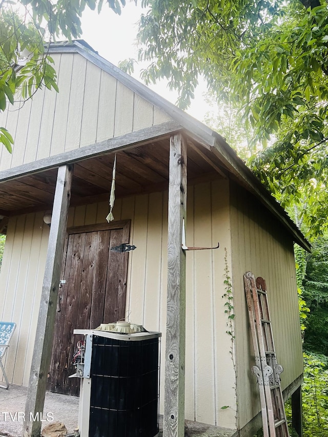 view of outbuilding