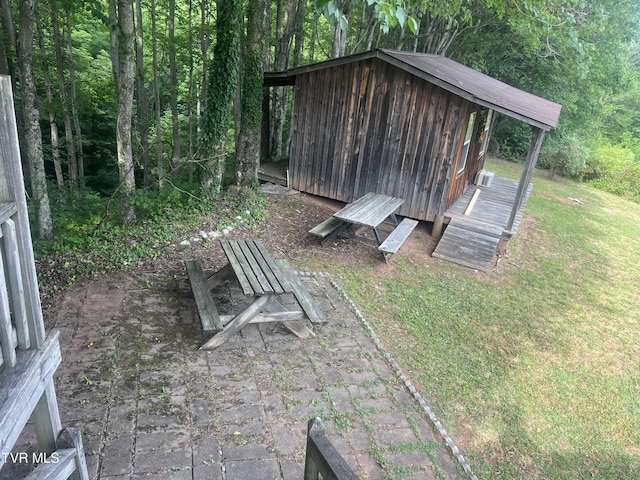 view of yard with a shed