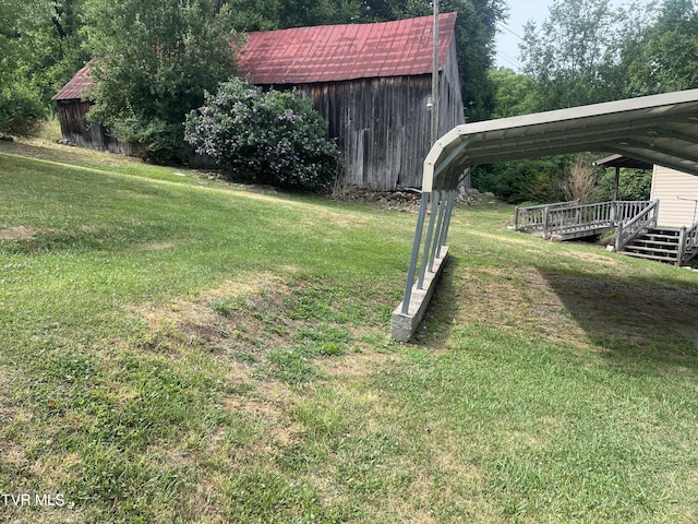 view of yard with an outdoor structure