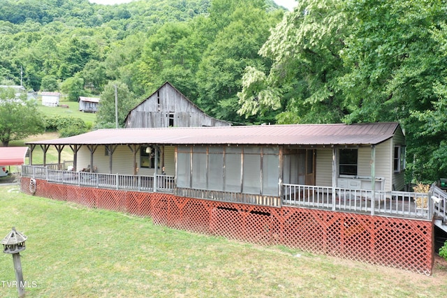 view of front facade with a front lawn