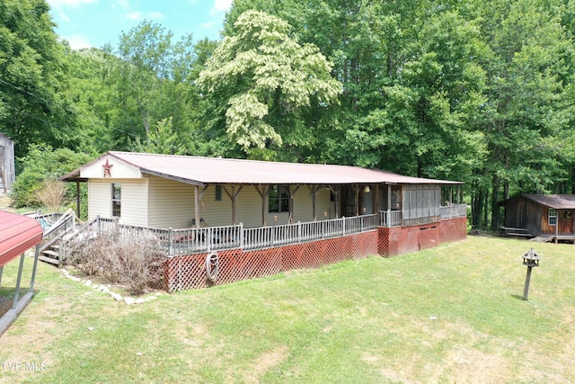 view of front of property featuring an outbuilding and a front yard