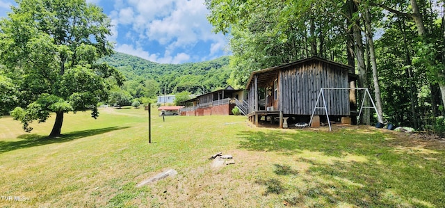 view of yard featuring a mountain view and an outdoor structure