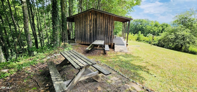 view of yard with an outbuilding