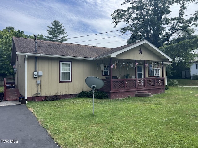 view of front of house with a front yard and covered porch