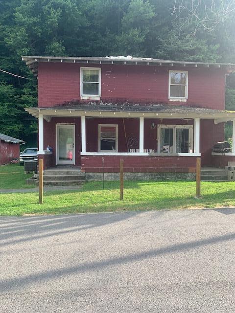 view of front facade with a porch and a front yard