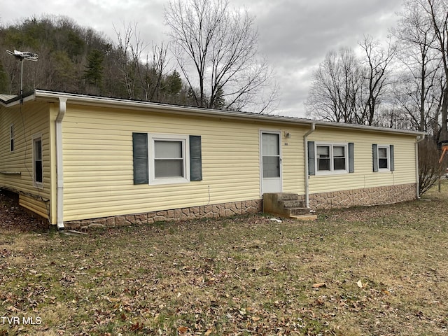 manufactured / mobile home featuring a front lawn