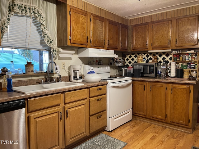 kitchen featuring sink, stainless steel appliances, crown molding, decorative backsplash, and light wood-type flooring