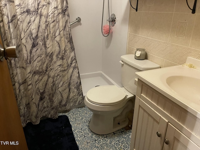 bathroom featuring a shower with curtain, vanity, toilet, and backsplash