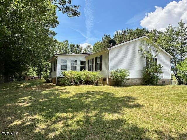 view of front of property with a front lawn