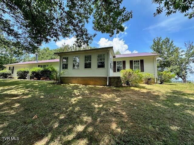 single story home with a front yard