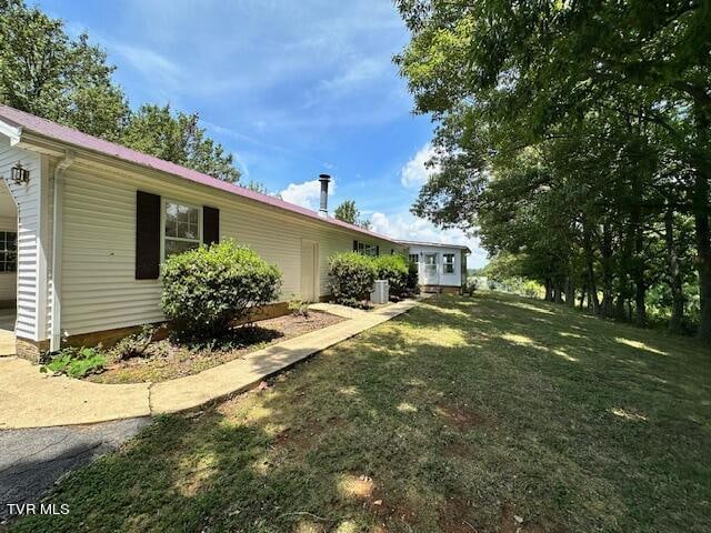 ranch-style home with a front lawn