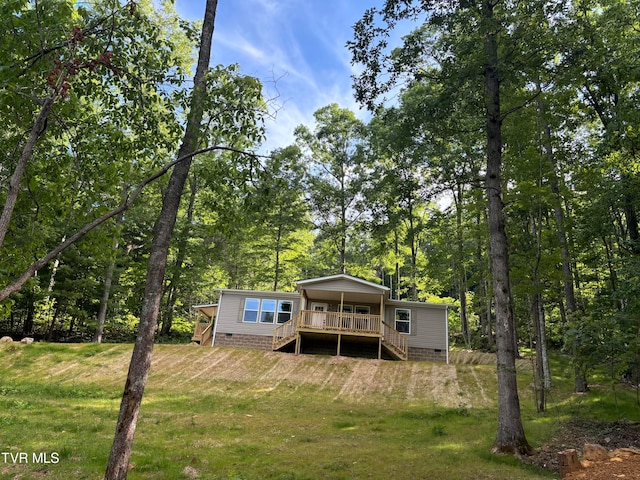 view of front of home featuring a front yard