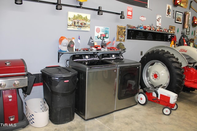 2044 Pigeon Creek Rd, Greeneville, TN 37743 - laundry area featuring a garage, laundry area, and separate washer and dryer