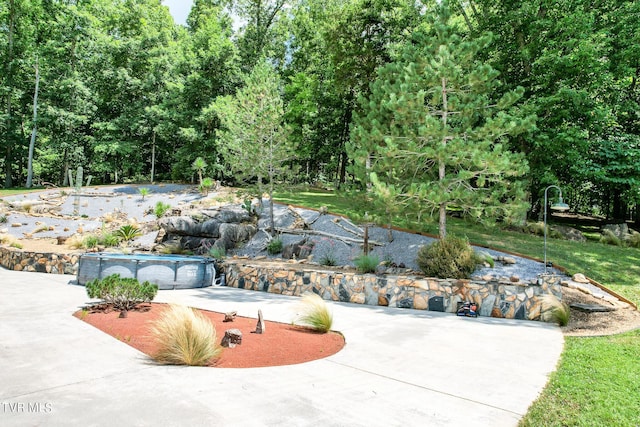 2044 Pigeon Creek Rd, Greeneville, TN 37743 - view of patio featuring concrete driveway