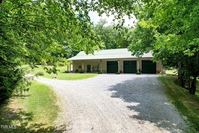 2044 Pigeon Creek Rd, Greeneville, TN 37743 - ranch-style house featuring a front yard, gravel driveway, and an attached garage