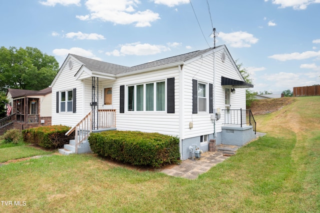 view of front facade with a front yard