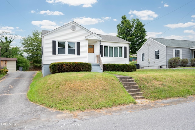 view of front of home featuring a front lawn